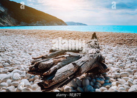 Vue panoramique de la Plage de Myrtos au jour d'été ensoleillé. Beau paysage méditerranéen sur l'île de Céphalonie, Grèce. Publier sur l'avant-plan Banque D'Images