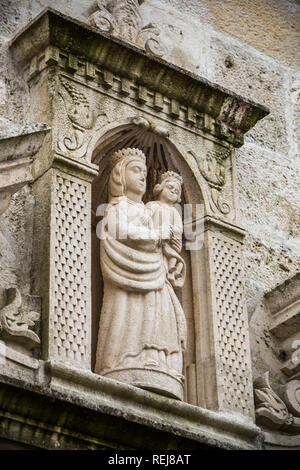 Vierge à l'enfant Jésus dans ses mains, l'église Notre Dame de la roche Banque D'Images