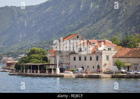 Vue de la ville et maisons en pierre sur le quai par une chaude journée d'été Banque D'Images