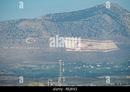 Un drapeau géant marqué sur les pentes du côté sud de l'Kyrenian montagne face à Nicosie et la République de Chypre Banque D'Images