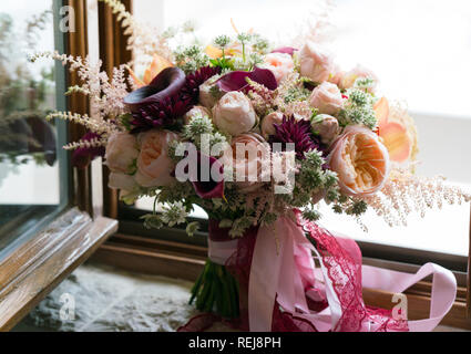 Bouquet de mariage rouge foncé peach se tient sur le rebord Banque D'Images