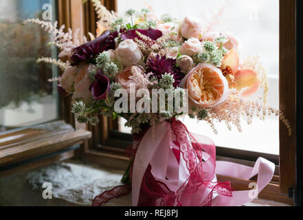 Bouquet de mariage rouge foncé peach se tient sur le rebord Banque D'Images