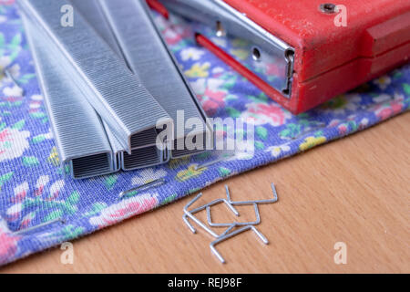 Agrafeuse et agrafes à upholster meubles. Accessoires pour les employés dans l'atelier de menuiserie. Fond clair Banque D'Images