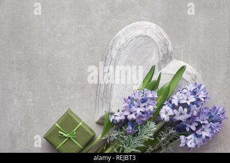 Fleurs et Jacinthe bleu boîte cadeau enveloppé sur fond noir en lumière, vue du dessus avec l'espace de copie Banque D'Images