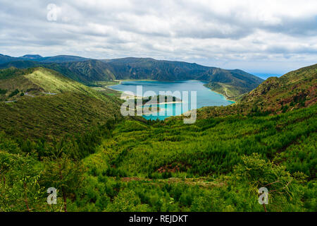 Açores, Portugal. Belle vue sur le lac de Lagoa do Fogo des montagnes sur l'île San Miguel dans un jour nuageux Banque D'Images