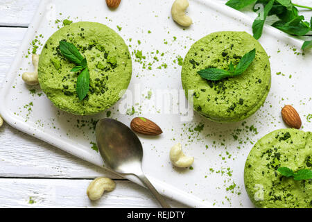 Raw vegan matcha vert menthe avec des gâteaux et des écrous plats délicieux et sain. Vue de dessus. Banque D'Images