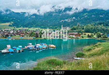 Panorama de paysage avec nature verte à Lungern / Lac Lungernsee, Alpes suisses, canton d'Obwalden, Suisse Banque D'Images