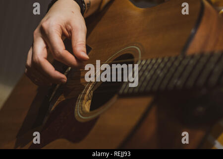 Main de femme, guitare, guitare acoustique Banque D'Images