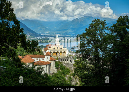 Vue sur l'église Madonna del Sasso et le lac majeur. Situé à Orselina, au-dessus de Locarno, Suisse Banque D'Images