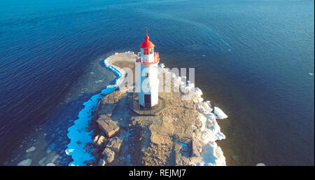 Photographie aérienne Tokarev phare sur l'arrière-plan de la mer bleue. Vladivostok, Russie. Banque D'Images