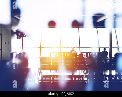 Double exposition avec silhouettes de passagers dans l'aéroport en attente pour l'embarquement Banque D'Images