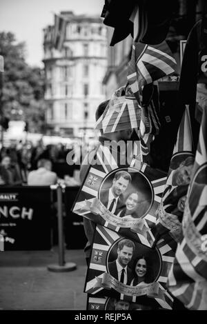 Londres, Royaume-Uni - 18 MAI 2018 : Création de boutique qui vend des souvenirs Souvenirs de la rue célébration de mariage royal un jour avant le château de Windsor, le prince Harry mariage Meghan Markle Banque D'Images