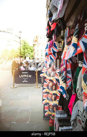 Londres, Royaume-Uni - 18 MAI 2018 : Street boutique vendant des souvenirs Souvenirs de la célébration du mariage royal un jour avant le château de Windsor Meghan Markle Prince Harry mariage flare Banque D'Images