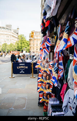 Londres, Royaume-Uni - 18 MAI 2018 : Street boutique vendant des souvenirs Souvenirs de la célébration du mariage royal un jour avant le château de Windsor, le prince Harry mariage Meghan Markle Banque D'Images