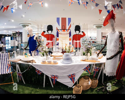 Londres, Royaume-Uni - 18 MAI 2018 : message de félicitations House of Fraser store à Son Altesse Royale le prince Harry de galles KCVO et Mme Meghan Markle sur Regent Street pour Mariage Royal Banque D'Images