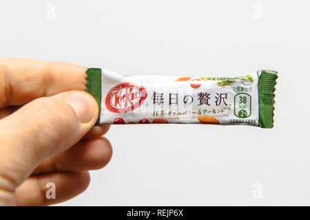 BERLIN, ALLEMAGNE - 3 mar 2018 : Kit Kat chocolat biscuit Nestle - la nourriture délicieuse du Japon dans la main des hommes contre fond blanc Banque D'Images