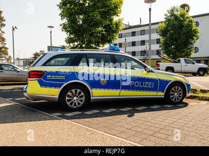 BADEN, ALLEMAGNE - 11 MAI 2018 : Polizei voiture de police bleue Mercedes-Benz voiture garée en face de l'aéroport de Karlsruhe Baden-Baden (IATA : FKB, OACI : EDSB) Banque D'Images