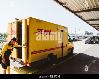 BADEN, ALLEMAGNE - 11 MAI 2018 : livraison rapide avec fermeture de porte courrier DHL livraison jaune van après la livraison du colis à temps la livraison colis Banque D'Images