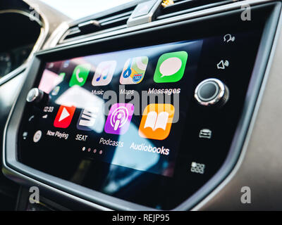 PALMA DE MAJORQUE, ESPAGNE - 10 MAI 2018 : Détails des apps et des icônes de l'écran principal de l'Apple CarPlay dans tableau de bord de voiture moderne en cours de conduite Banque D'Images