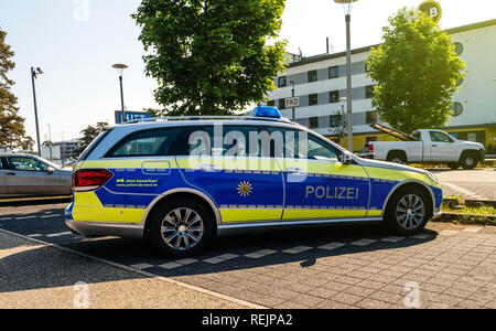 BADEN, ALLEMAGNE - 11 MAI 2018 : Polizei voiture de police bleue Mercedes-Benz voiture garée en face de l'aéroport de Karlsruhe Baden-Baden (IATA : FKB, OACI : EDSB) Banque D'Images