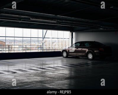 Belle voiture garée dans un parking en face de la grande fenêtre aérés Banque D'Images