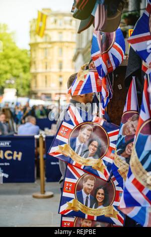 Londres, Royaume-Uni - 18 MAI 2018 : Création de boutique qui vend des souvenirs Souvenirs de la rue célébration de mariage royal un jour avant le château de Windsor Meghan Markle Prince Harry mariage soleil flare Banque D'Images