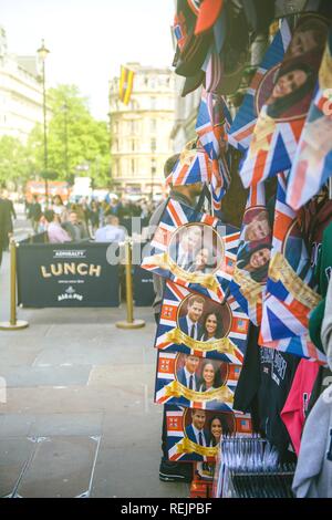 Londres, Royaume-Uni - 18 MAI 2018 : Street boutique vendant des souvenirs Souvenirs de la célébration du mariage royal un jour avant le château de Windsor, le prince Harry mariage Meghan Markle Banque D'Images