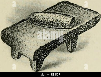. Le cacao et le chocolat, une histoire courte de leur production et de leur utilisation. Cacao ; CHOCOLAT ; cbk. Début de l'UTILISATION DE CACAO ET DE CHOCOLAT. 23. METATE. et de l'Inde et les moyens de rendre le chocolat potable quelque deux cent cinquante ans : - "Maintenant, pour la fabrication ou la préparation de cette boisson, je vais mettre ici la méthode. Le cacao et les autres composants doivent être battu dans un mortier de pierre, ou (comme les Indiens utilisent) motif sur une large pierre, qu'ils appellent les Mctate, et est seulement faite pour cette utilisation. Mais d'abord les ingrédients sont tous à sécher, sauf l'Achiotte (un- notto), avec soin qu'ils soient b Banque D'Images