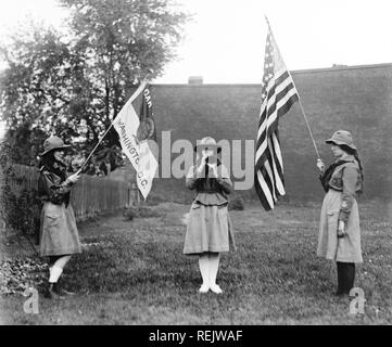 Trois Girl Scouts, deux drapeaux et un seul à jouer de la trompette, Washington DC, USA, National Photo Company, 1920 Banque D'Images