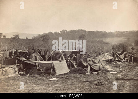 Le Dr Anson Hurd, 14 bénévoles de l'Indiana, s'occupant de Confederate blessés après la bataille d'Antietam, près de Keedysville, Maryland, USA, Alexander Gardner, Septembre 1862 Banque D'Images