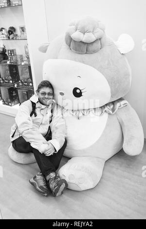 Reykjavik, Islande - 12 octobre 2017 : l'homme voyageur avec hello kitty jouet. Le vacancier l'homme. Bonjour, beau. Hello Kitty est un personnage produit par la société japonaise. Banque D'Images