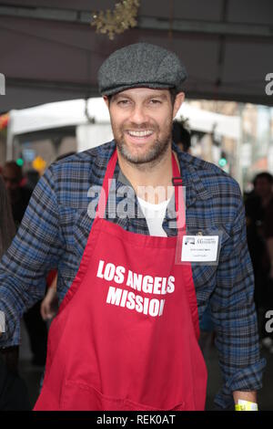 Servir le dîner des célébrités à la Mission le dîner de Noël pour les sans-abri qui s'est tenue à Los Angeles avec Geoff Stults Mission : où : Los Angeles, California, United States Quand : 21 Déc 2018 Guillermo/WENN.com Proano Banque D'Images