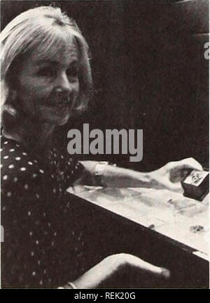 . Coast Watch. Ressources marines ; océanographie ; la gestion des zones côtières ; l'écologie côtière. Renate Skinner avec son homme-eater clam (ci-dessus) et sa perception (ci-dessous) iJhe ont attendu pendant un an. La distribution de flux et reflux des marées. Regardant son trésor a été emporté par les vagues. Enfin le fait d'organiser un bateau spécial et de sept personnes pour l'aider à collecter les prix. Ensuite, lorsque les marées étaient tout à fait adéquats, l'équipage hissa sa découverte à bord, et Renate Skinner a fait valoir un autre shell-a 400 livres man-eater clam-pour sa collection. Maintenant la lourdeur de palourdes une petite île d'Indonésie est le centre edition Banque D'Images