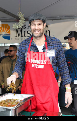 Servir le dîner des célébrités à la Mission le dîner de Noël pour les sans-abri qui s'est tenue à Los Angeles avec Geoff Stults Mission : où : Los Angeles, California, United States Quand : 21 Déc 2018 Crédit : Sheri/WENN.com Determan Banque D'Images