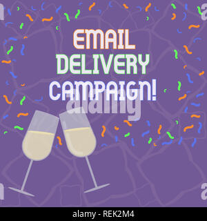 Texte de l'écriture l'envoi par e-mail Campagne. Signification de l'envoi d'un concept message publicitaire à un groupe d'montrant un verre de vin rempli de brunissage Celebratio Banque D'Images