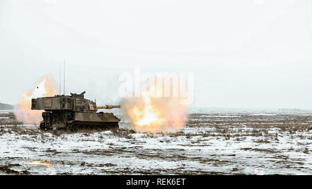Battle Group Pologne effectue le tir réel d'hiver au cours de l'opération de formation à l'éclairage Raider Bemowo Piskie Domaine de formation, la Pologne, le 16 janvier. L'exercice est destiné à renforcer les relations entre les nations alliées et d'améliorer l'ensemble, les compétences et la préparation au combat. La Pologne est un groupe de combat, unique coalition multinationale d'États-Unis, Royaume-Uni, croate et soldats roumains qui servent avec les forces armées polonaises 15e Brigade mécanisée comme un moyen de dissuasion à l'appui de l'OTAN vers l'amélioration de la présence. (Photos par le sergent de l'armée américaine Arturo Guzman) Banque D'Images