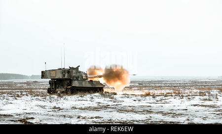 Battle Group Pologne effectue le tir réel d'hiver au cours de l'opération de formation à l'éclairage Raider Bemowo Piskie Domaine de formation, la Pologne, le 16 janvier. L'exercice est destiné à renforcer les relations entre les nations alliées et d'améliorer l'ensemble, les compétences et la préparation au combat. La Pologne est un groupe de combat, unique coalition multinationale d'États-Unis, Royaume-Uni, croate et soldats roumains qui servent avec les forces armées polonaises 15e Brigade mécanisée comme un moyen de dissuasion à l'appui de l'OTAN vers l'amélioration de la présence. (Photos par le sergent de l'armée américaine Arturo Guzman) Banque D'Images