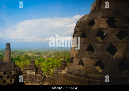 Vue sur le temple de Borobudur à partir de l'​Top. Les jardins environnants sont vus avec la vue rapprochée de la stupa. Banque D'Images