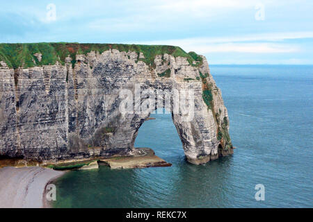 Les falaises de craie d'attraction touristique en mer dans le cadre d'une formation nommée L'aiguille d'Étretat à Étretat en Seine Maritime, Normandie, nord wes Banque D'Images