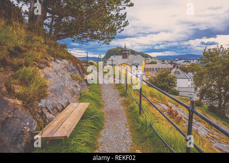 Sentier dans le parc sur la montagne. Vue de la ville d'Ålesund, Norvège, Europe Banque D'Images