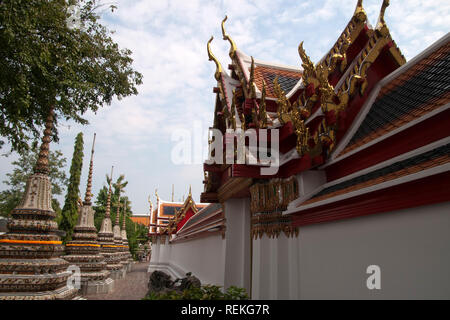 Bangkok en Thaïlande, l'entrée au cloître près du Rai Chedi Phra décorées à Wat Pho Banque D'Images