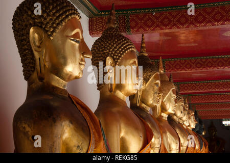 Bangkok Thailand, rangée de statues de Bouddha en or des cloîtres à Wat Pho Banque D'Images