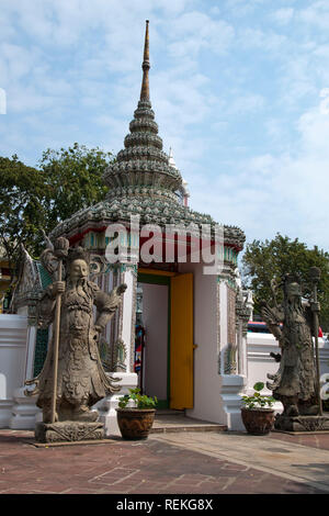 Bangkok, Thaïlande, porte d'entrée à Wat Pho est protégé par deux gardiens chinois Banque D'Images