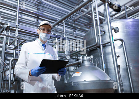 Spécialiste de la prise de notes pendant que nécessaires au comité permanent au service production de l'usine laitière Banque D'Images