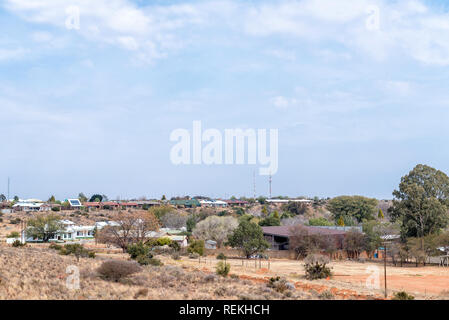 ORANIA, AFRIQUE DU SUD, LE 1 SEPTEMBRE 2018 : Avis d'Orania comme vu de Monument Hill. Les bâtiments et les tours de télécommunications sont visibles Banque D'Images