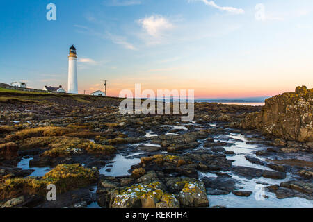 Scurdie Ness phare au crépuscule. Le phare protège l'expédition à partir de l'éperon rocheux de la côte écossaise. Banque D'Images