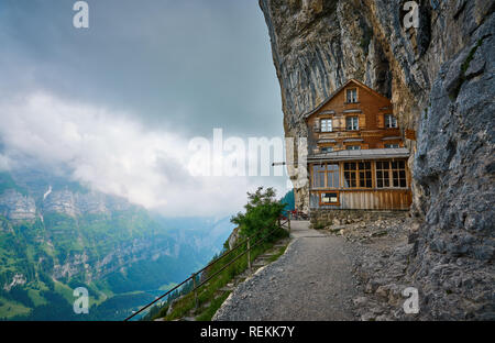 Maison en bois sur le rocher. Berggasthaus aescher-Wildkirchli, Ebenalp, Appenzell, Suisse Banque D'Images