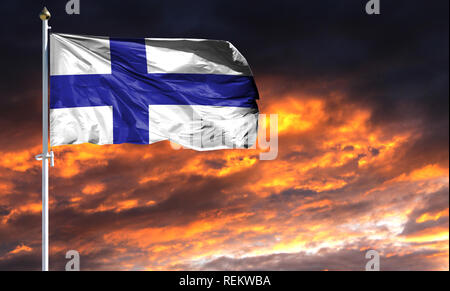 Pavillon de la Finlande sur mât voltigeant dans le vent contre un ciel coucher de soleil coloré. Banque D'Images