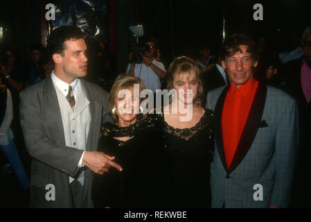 HOLLYWOOD, CA - 11 OCTOBRE : (L-R) Diedrich Bader, Acteur actrice Cloris Leachman, actrice Erika Eleniak et l'acteur Jim Varney assister à Warner Bros Pictures' 'la' Beverly Hillbillies Création le 11 octobre 1993 au Mann's Chinese Theatre à Hollywood, Californie. Photo de Barry King/Alamy Stock Photo Banque D'Images