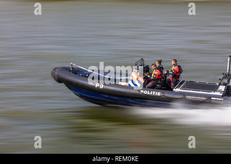 Les Pays-Bas, Rotterdam, Port de Rotterdam, Port. Des Journées du port 2018 du monde. Bateau de police. Blurred motion image. Banque D'Images